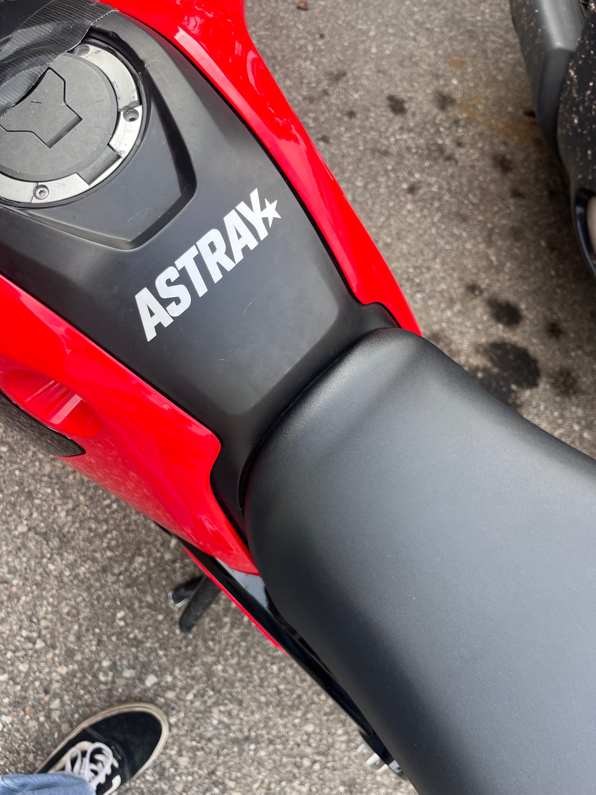 REFLECTIVE TEXT DECAL "ASTRAY"